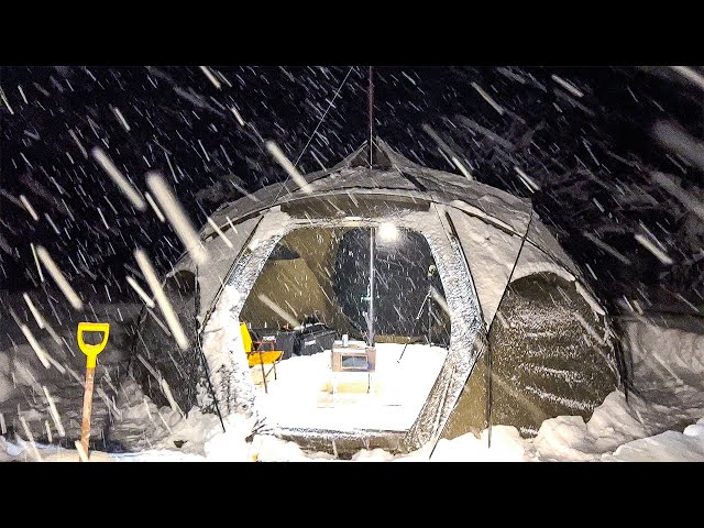 【雪中キャンプ】大雪に埋もれる秘密基地！薪ストーブで無限ホルモン｜Snow solocamp