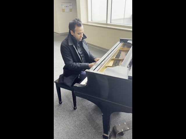 Vivek Ramaswamy Plays the Piano While on Bus Tour through Iowa