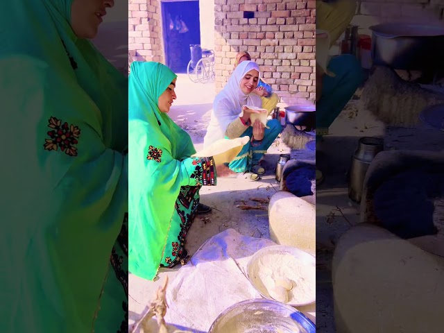 How to make a new roti in the kitchen village Pakistan #duet #howtomakeparatharoti #new #howtomakema