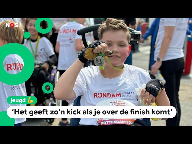 Fedde doet in zijn rolstoel mee aan marathon