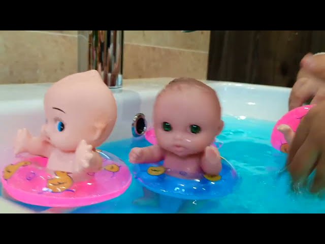 Baby Dolls Swimming in the water / Learn colors