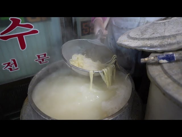 Korean handmade kalguksu(noodles), Korean street food