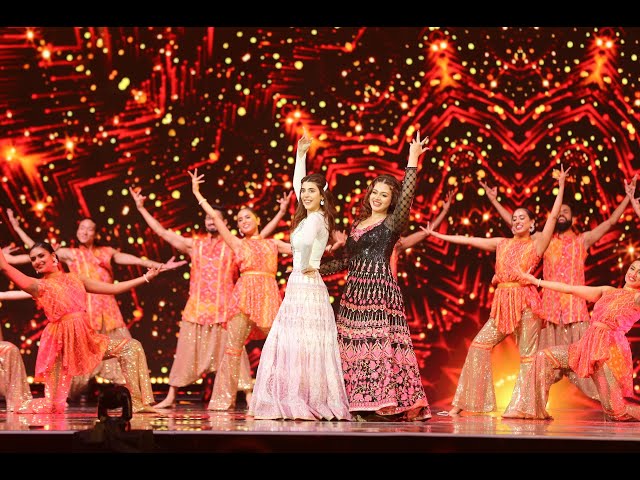 8th Hum TV Awards | Urwa Hocane & Zara Noor Abbas Dance | Meri Shehzadi | Badshah Begum | Toronto