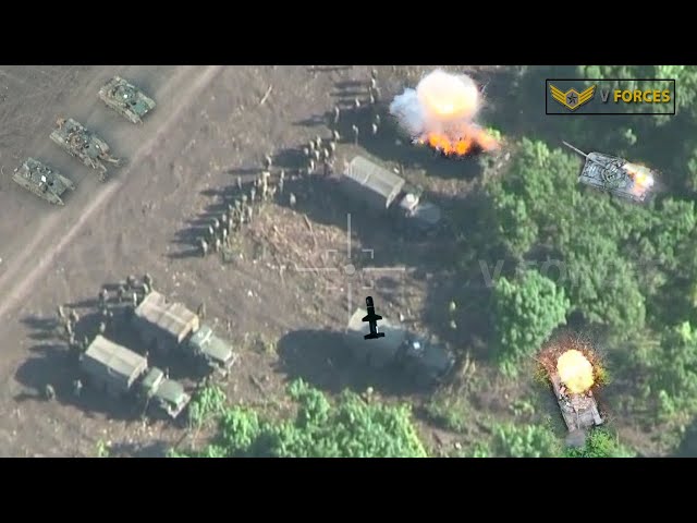 All-Out Battle!! Drone Bayraktar TB2 ukrainian drops bombs above Russian army tank in Kherson