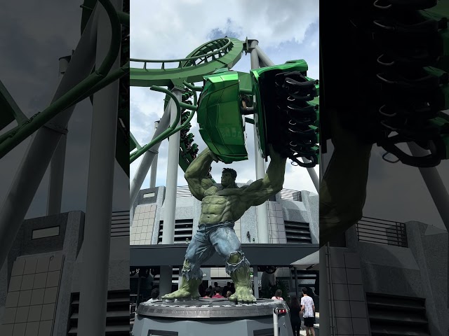 Hulk smashes through ROLLERCOASTER #rollercoaster #universalstudios #mavel #hulk #theincrediblehulk