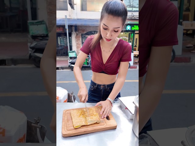 Beautiful Thai Lady Make Roti in Bangkok -Thai Street Food