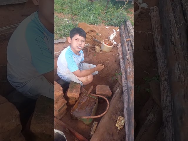 pedreiro construindo casa com barro