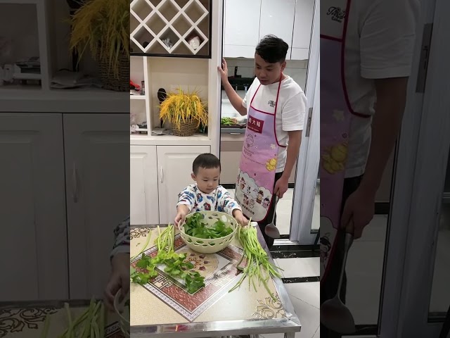 It’S So Easy To Remove Celery Leaves#comedy #cutebaby#funnyvideos#smile