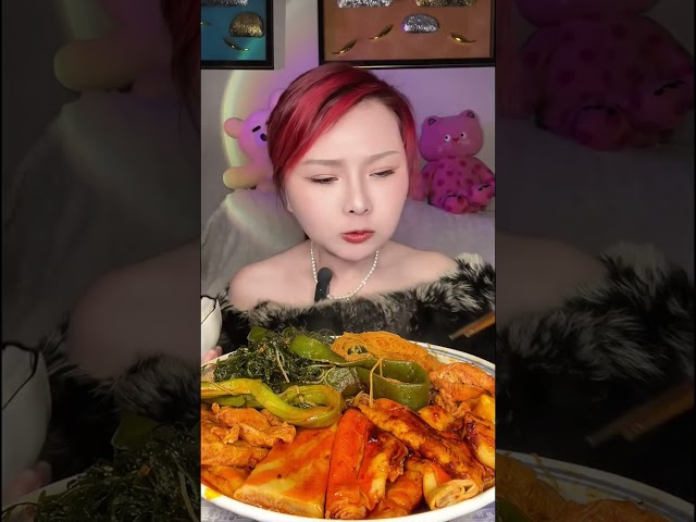 When the noodles, seafoods and veggies is so good, you forget to chew #asmr #noodles #seafood #rice