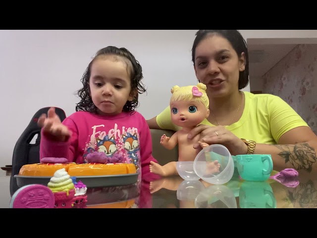 Mariana e Heloísa preparando bolo de chocolate 😜