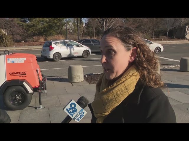 "They're all scared" | Fed. employees rally outside HHS Department