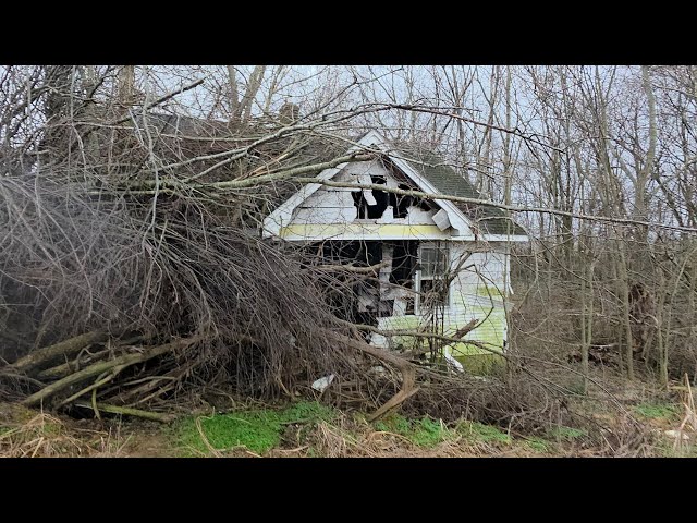 THE ABANDONED DEATH URN ⚱️ HOUSE!