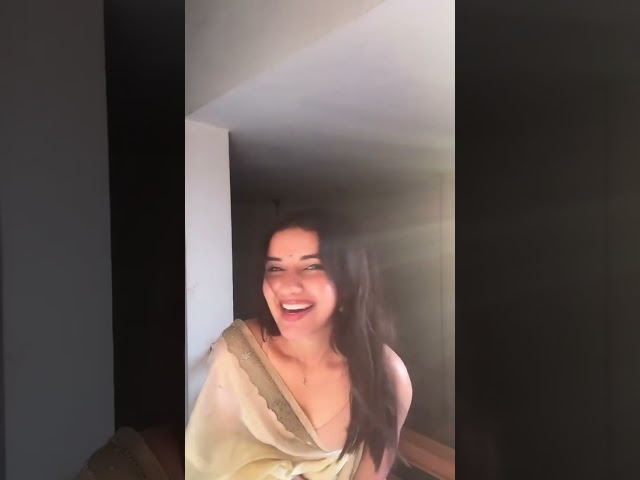 Kitni awesome h yrr😍😍🤌🏻#cute #saree #trending #viralvideo #shorts #reels #trendingvideo #viralshorts