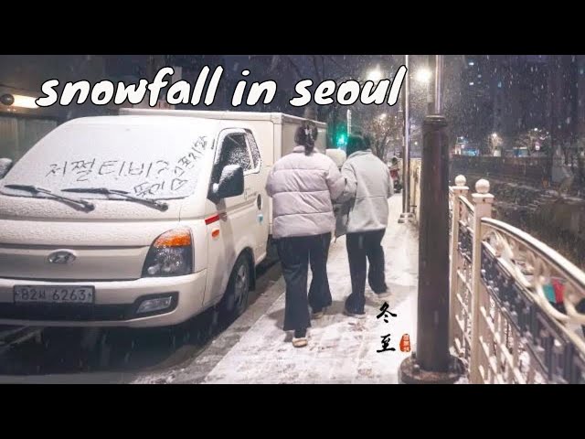 【4K hdr】 snowfall in seoul. walking tour. dark night street ambience