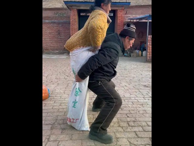 Why Is This Bag Of Grain So Heavy?#Funny Video