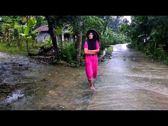 Akibat diguyur hujan deras di kampung kolam warga nyaris ambyar di terjang derasnya air