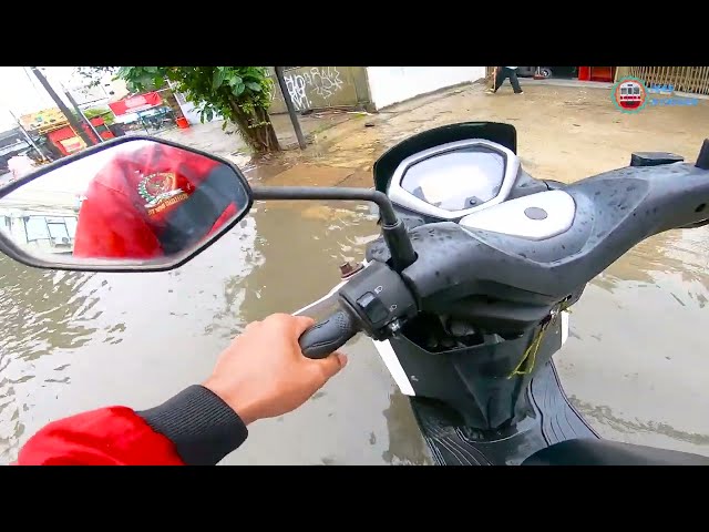 Lagi Motoride Keperlintasan Kereta Api Malah Kejebak Banjir !! Motor Auto Mogok !!