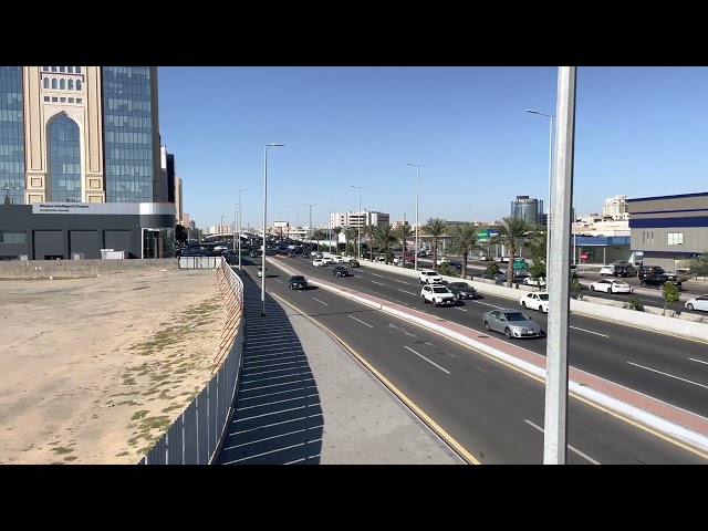 サウジアラビアのジェッダの道路を走る車を眺める