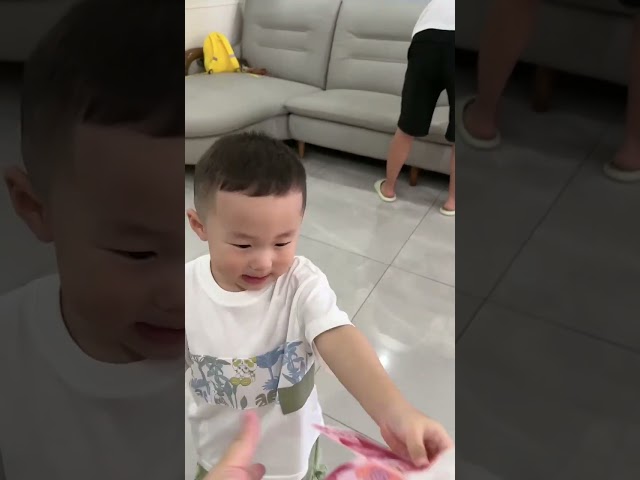 Cute Baby Used Tape To Get Dad's Money To Mom#comedy #cutebaby#funnyvideos#smile