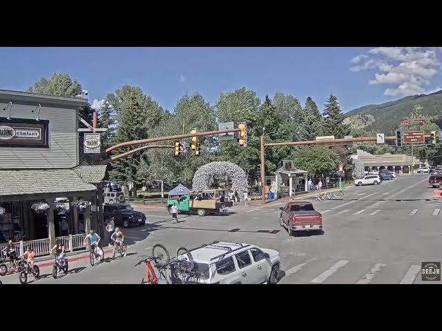 Jackson Hole Wyoming USA Town Square Live Cam - SeeJH.com