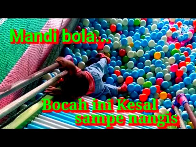 mandi bola anak anak lucu || bocah ini kesal sampe nangis...