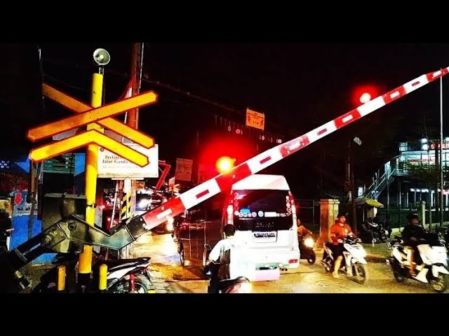 Melihat Palang Kereta Api Malam Hari