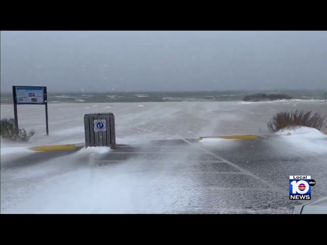 Snow falls in northwestern Florida