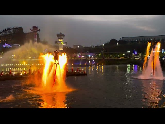 新年之夜的火焰飞板与烟花秀  "Fireboard and fireworks show on New Year's Eve"