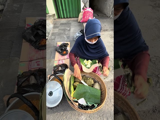 TEPO LONTONG SAYUR DI PASAR NGAGLIK ENAK LEZAT POL KULINER PAGI CERIA #food #foodie #shorts #dessert