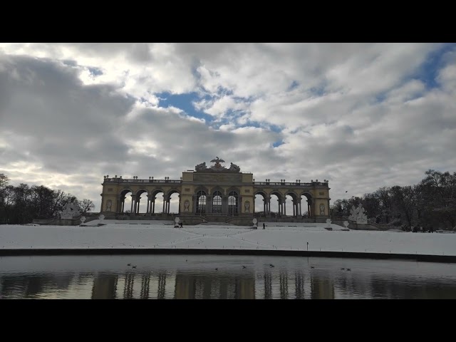 Gloriette Schlosspark Schloss Schönbrunn Wien Rundgang Spaziergang Winter Schnee Garten Park Reise