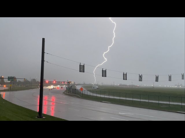 Severe thunderstorm shuts down Cleveland Hopkins. Plane spotting with lightning