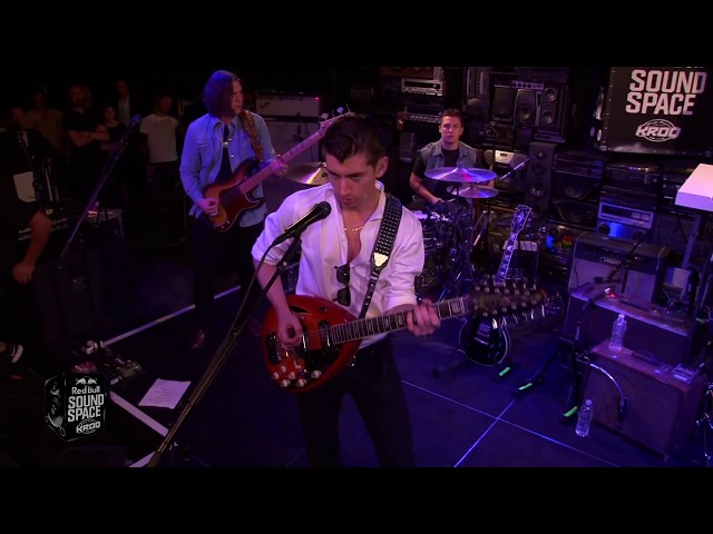 Arctic Monkeys - Do I Wanna Know?  (Live)