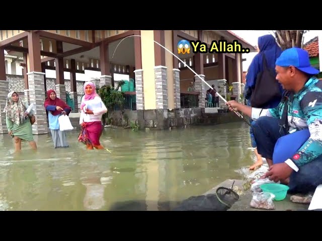 Mancing di jalan banjir, Strike depan kaki buat ibu² ini kaget dapat sebanyak ini