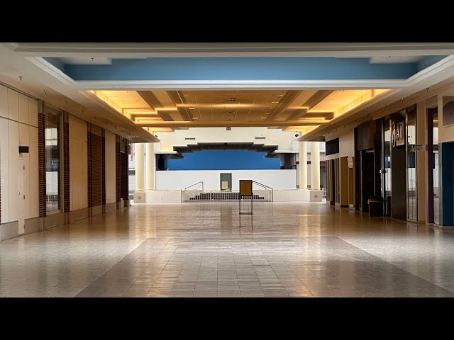 Southridge Mall (Des Moines, IA) - feels abandoned but open to the public