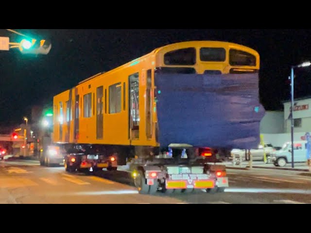 【2095F  池袋方先頭車両（８号車） 廃車陸送】西武2000系2095編成のクハ2096号車が丸池のトレーラーに載せられてさいたま市東町一丁目交差点を通過するシーン（2025.1.31）