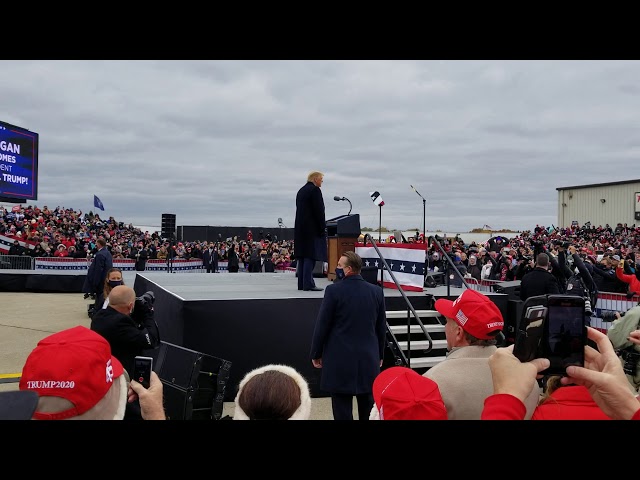 Trump Rally Waterford Michigan 2020 - President Trump makes his entrance!