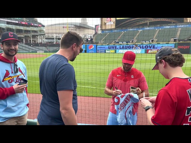 Adam Wainwright autographing my Cardinals jersey in Cleveland | 5/27/23