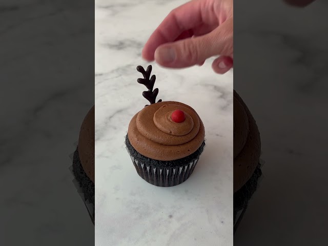 Easy Christmas Cupcakes! See how to make the reindeer!