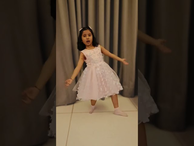 Nia dancing on Maan Meri Jaan