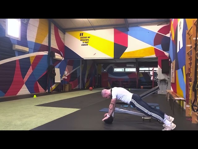 Planche sur un bras avec ball ( prévention de blessure )