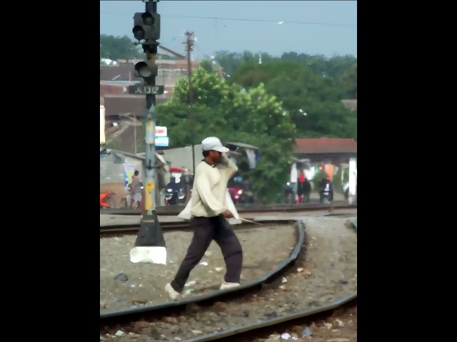 Papa Naik Sepur  #naikkeretaapi #keretaapi #keretaapiindonesia #stasiunpadalarang #sepur