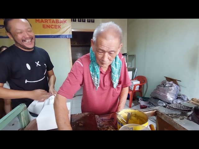 UMUR 82 THN MASIH JUALAN !!! MARTABAK BANGKA LEGENDARIS GG AUT  ENCEK BOGOR !!! INDONESIAN FOOD