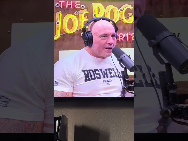 Joe Rogan on the #joeroganexperience talking about #aliens and rocking the #roswell schmedium.