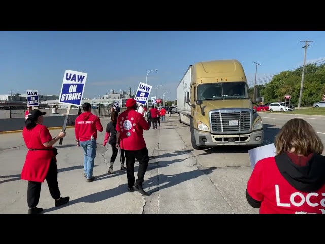 UAW strike: Workers block truck from entering Ford plant