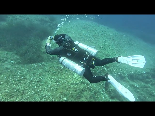 Sidemount diver