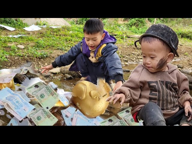 Two poor boys go to collect firewood, collect scrap and have unexpected luck