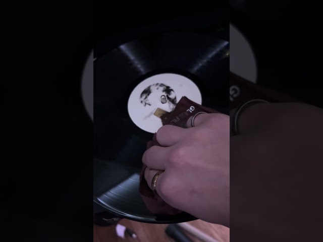 Slowing down "Moonlight" by XXXTENTACION on a Vinyl