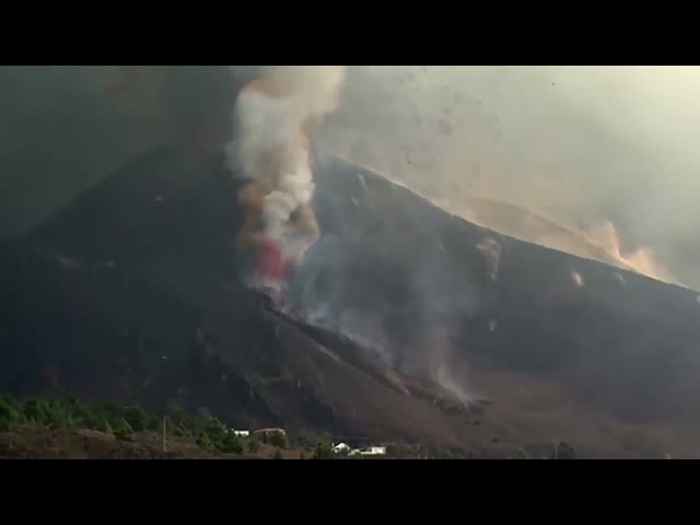 Volcano in La Palma approaches the ocean.