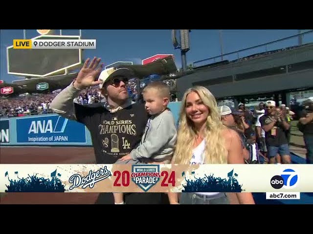 Dodger Stadium erupts in cheers as Freddie Freeman walks in