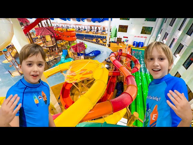 Vlad y Niki: vacaciones familiares en el parque acuático cubierto